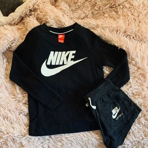 Super cute Nike crew neck